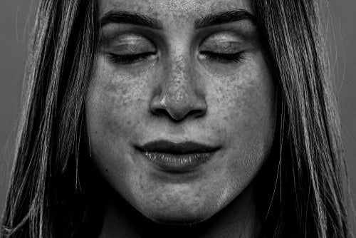 If your summer glow has turned into a sunspot souvenir, don’t panic — let’s fix it.