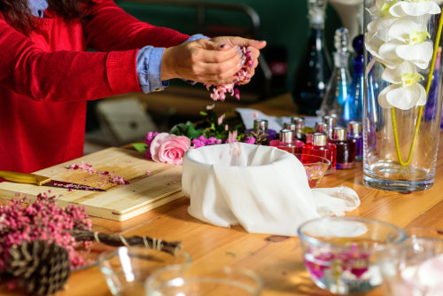 How to Create Your Own Bespoke Organic Scent Using Items Found at Home
